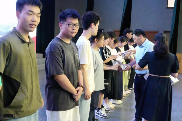 浏阳市田家炳实验中学：给907名毕业学子发放“永久餐券”