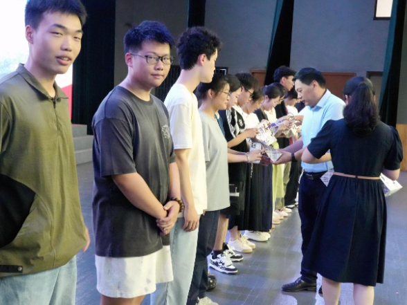 浏阳市田家炳实验中学：给907名毕业学子发放“永久餐券”
