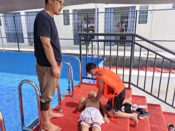 桑植芙蓉学校：泳池首开课，乐享“安全第一课”