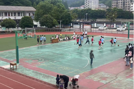 【慈利站】高峰土家族乡中学：校园篮球火热开赛 “双减”绽放运动激情