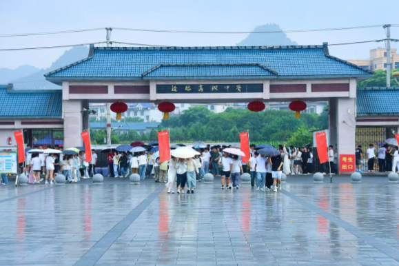 【湘伴高考2025现场直击】花垣：“赢”战高考！1851名高考考生有序看考场