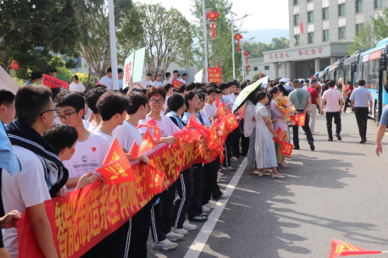 【湘伴高考2025现场直击】汨罗市职业中专：306名学子奔赴考场，千人送考暖人心