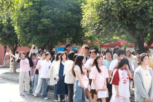 【湘伴高考2025现场直击】凤凰：考生入场演练 确保高考安全有序