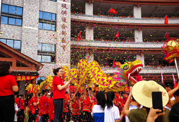 【湘伴高考2025现场直击】芷江三中：舞龙开道，祝福学子逐梦新征程