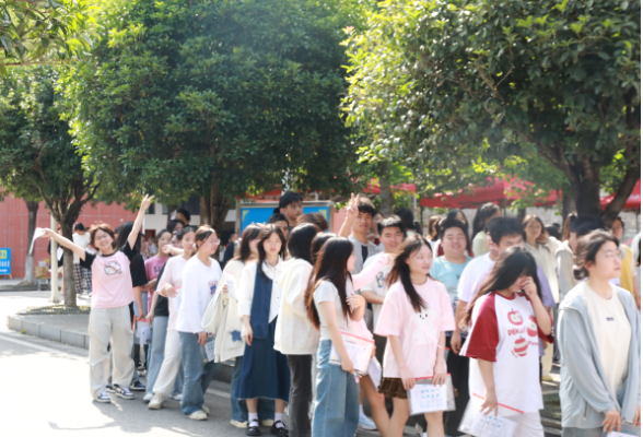 【湘伴高考2025现场直击】凤凰：考生入场演练 确保高考安全有序