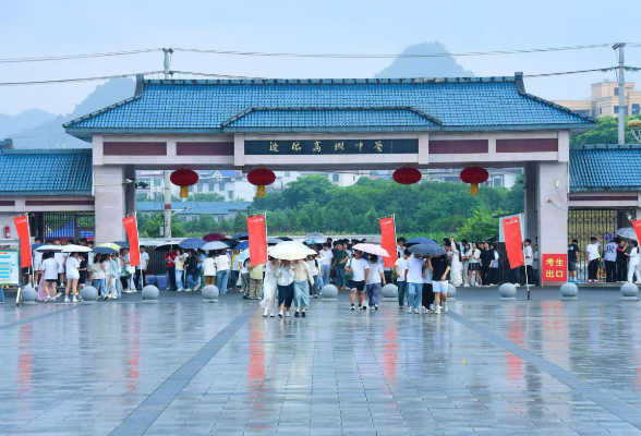 【湘伴高考2025现场直击】花垣：“赢”战高考！1851名高考考生有序看考场