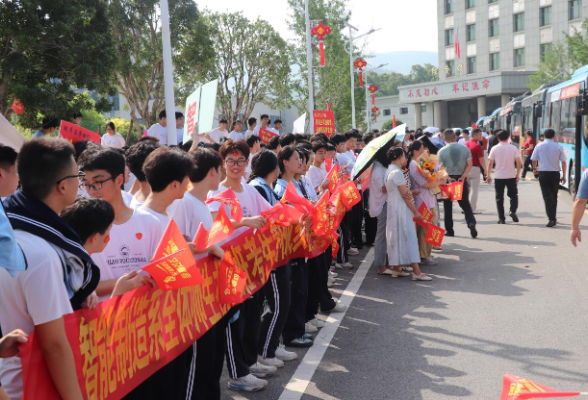 【湘伴高考2025现场直击】汨罗市职业中专：306名学子奔赴考场，千人送考暖人心