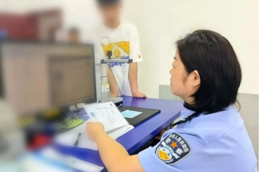 【湘伴高考2025现场直击】护航高考！汨罗公安开通考生身份证办理“绿色通道”