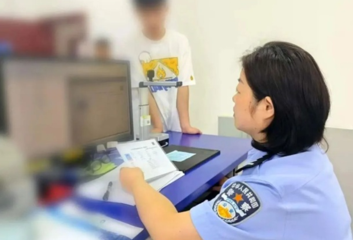 【湘伴高考2025现场直击】护航高考！汨罗公安开通考生身份证办理“绿色通道”