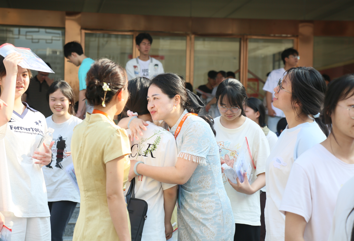 【湘伴高考2025现场直击】芷江：话语润心田 教师暖心助力高考学子轻装上阵