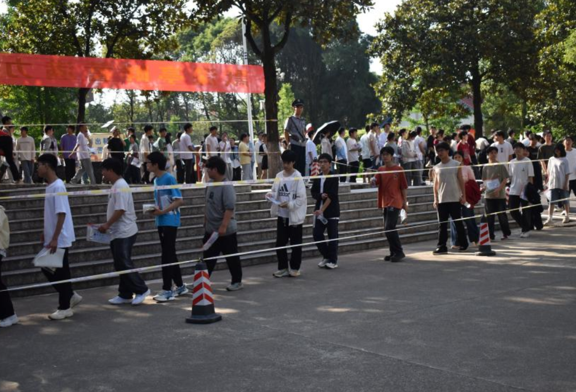 【湘伴高考2025现场直击】隆回：近万名高考考生奔赴考场