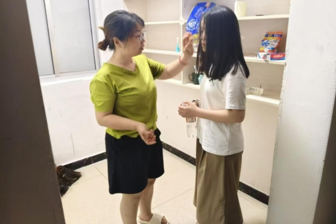 【湘伴高考2025现场直击】汨罗市职业中专：教师暖心守护 为突发中暑考生刮痧解困顺利应考