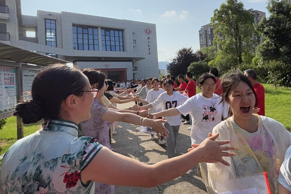 【湘伴高考2025现场直击】洪江市芙蓉中学考点：考场外最暖的“定海神针”