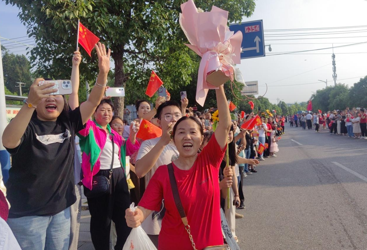 【湘伴高考2025现场直击】凤凰：凤凰花开季 高考护航时