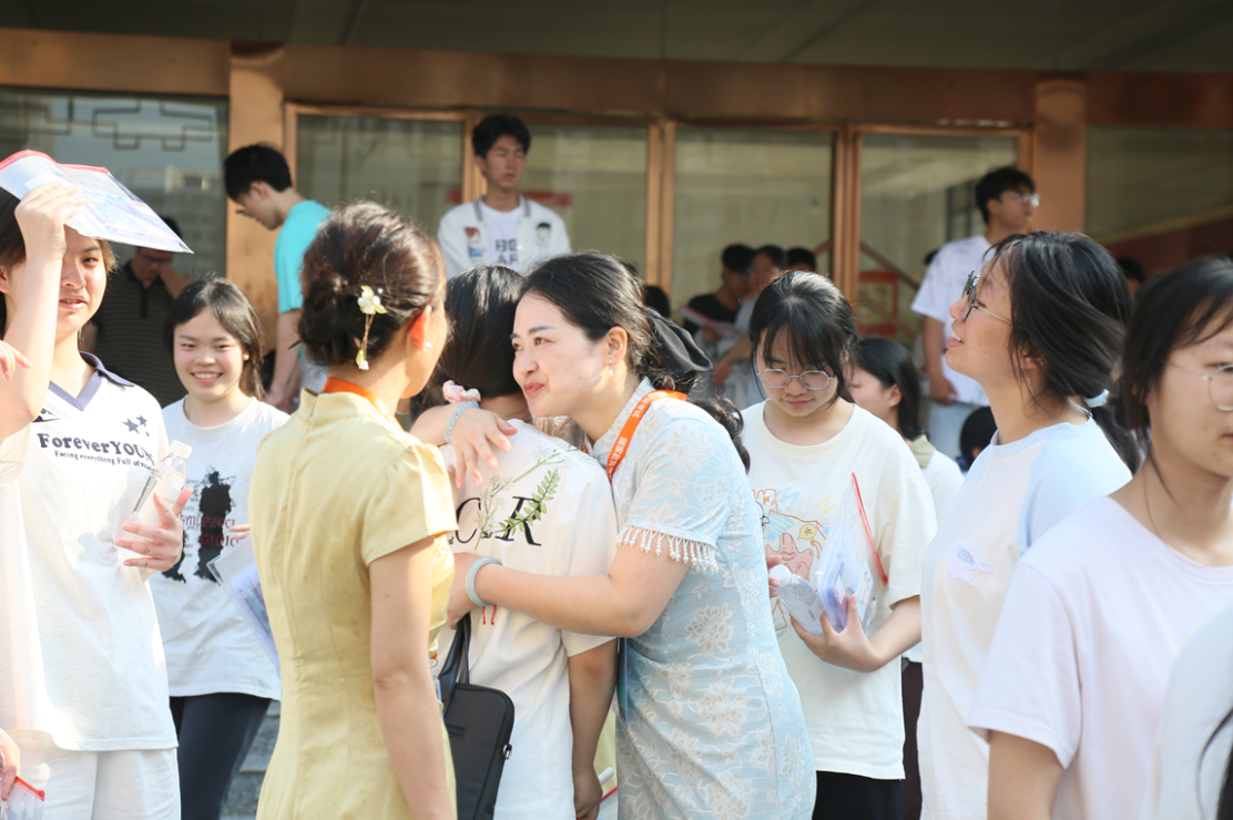 【湘伴高考2025现场直击】芷江：话语润心田 教师暖心助力高考学子轻装上阵