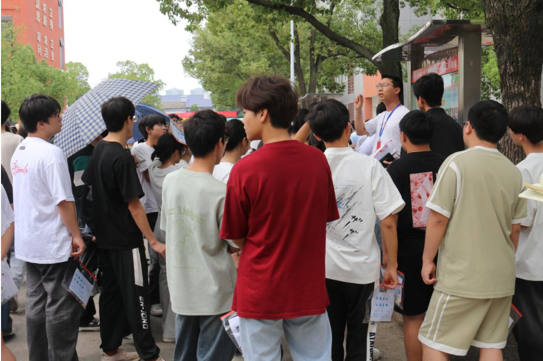 【湘伴高考2025现场直击】石门六中： 暖心护航 见证“青春首战”