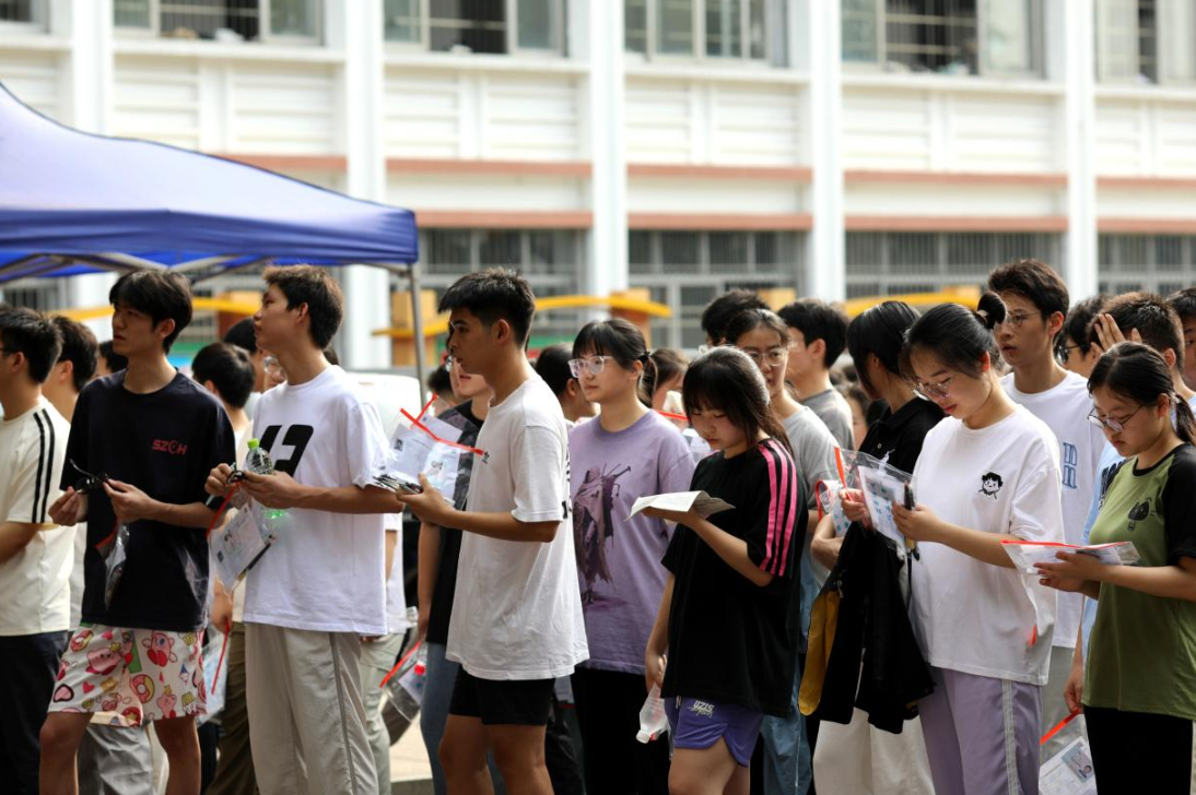 【湘伴高考2025现场直击】常德市鼎城区：高考首日2605名考生赴考，全城联动筑牢“平安护考网”