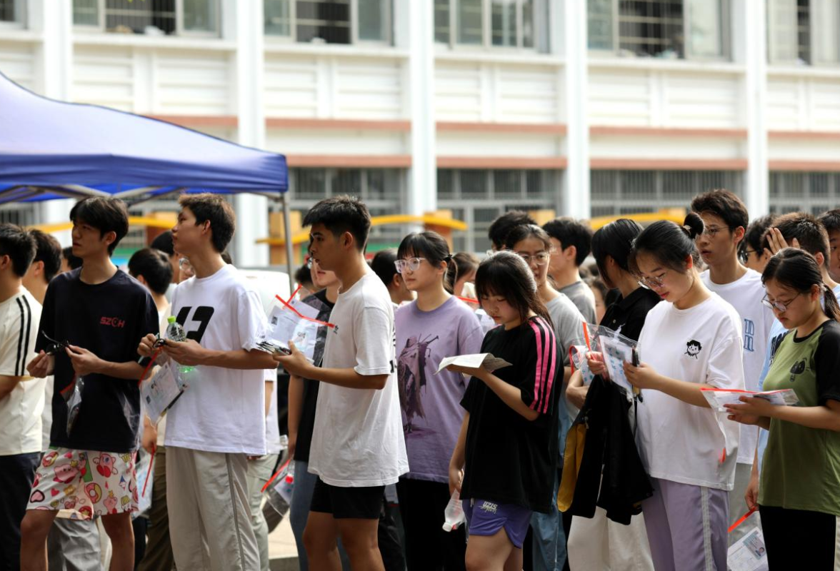 【湘伴高考2025现场直击】常德市鼎城区：高考首日2605名考生赴考，全城联动筑牢“平安护考网”