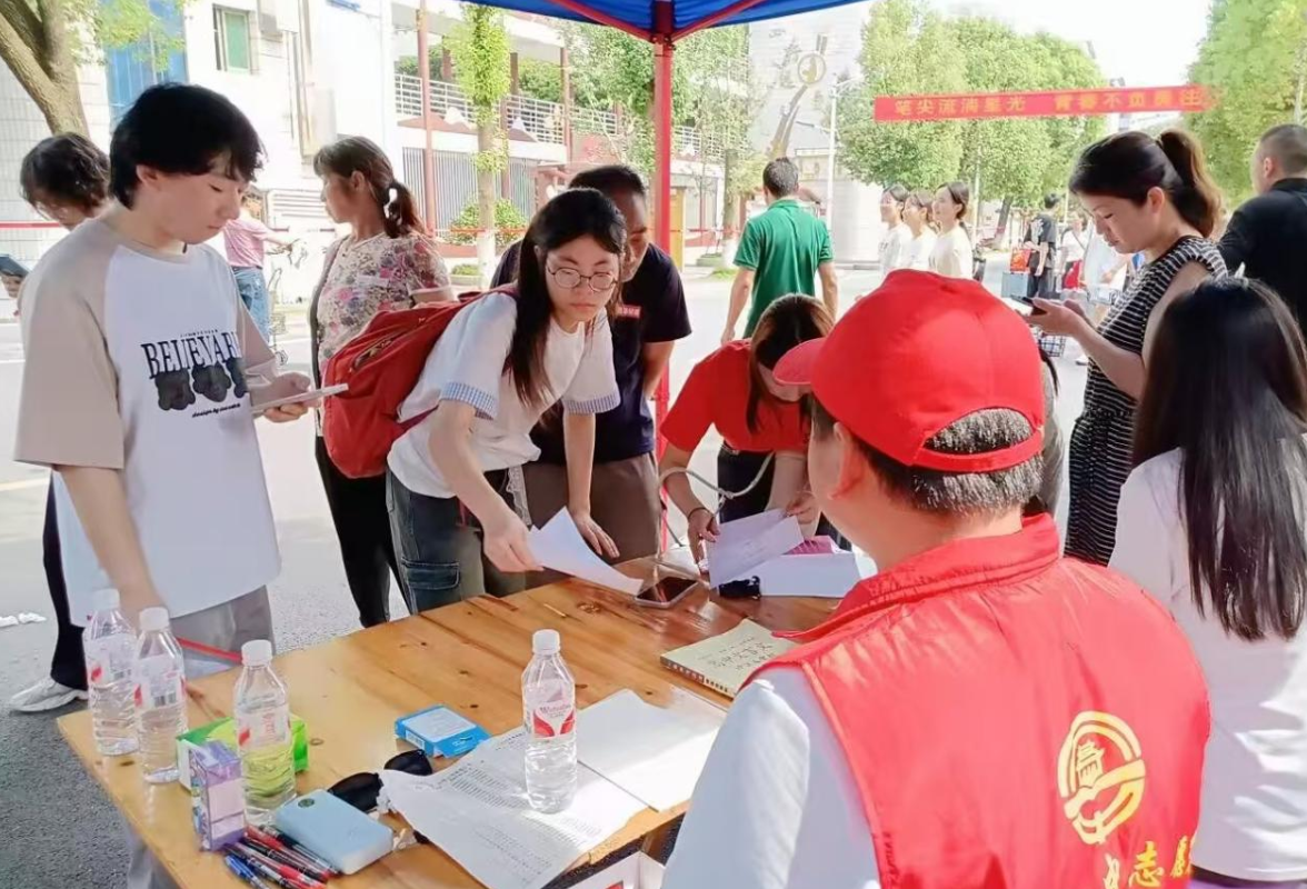 【湘伴高考2025现场直击】衡南二中：十年“志愿红”，为梦护航