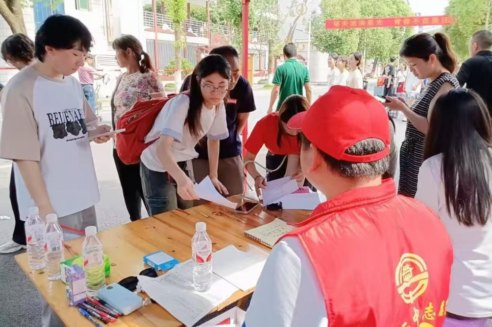 【湘伴高考2025现场直击】衡南二中：十年“志愿红”，为梦护航