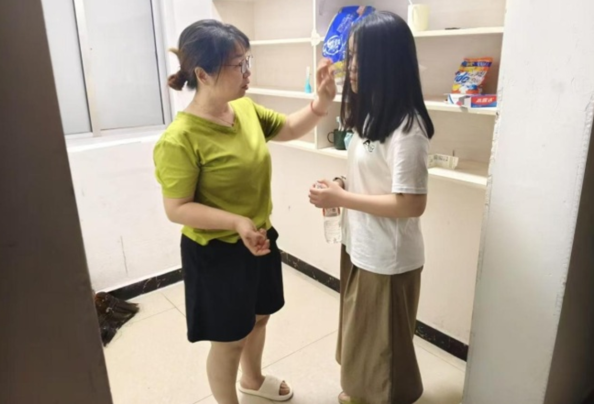 【湘伴高考2025现场直击】汨罗市职业中专：教师暖心守护 为突发中暑考生刮痧解困顺利应考
