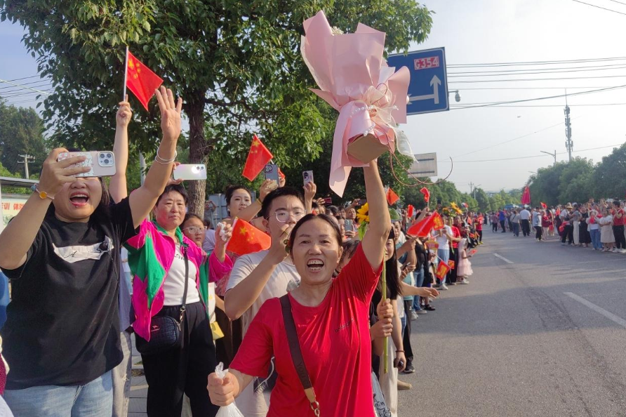 【湘伴高考2025现场直击】凤凰：凤凰花开季 高考护航时