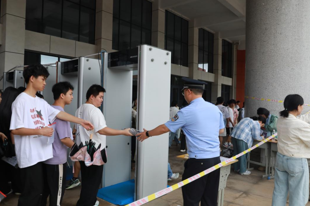 【湘伴高考2025现场直击】凤凰：暴雨天气下，多部门合力为高考学子撑起“守护伞”