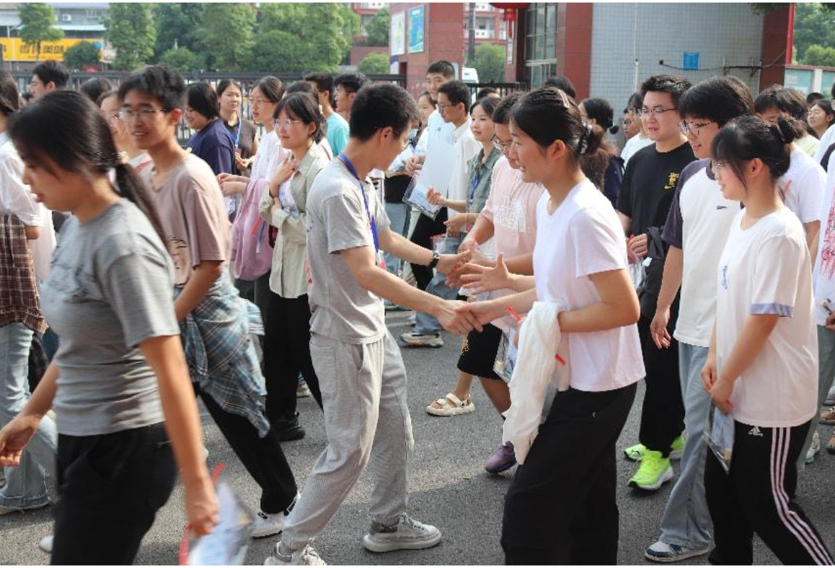 【湘伴高考2025现场直击】石门二中：学子考后心态调适 教师相伴聚力前行