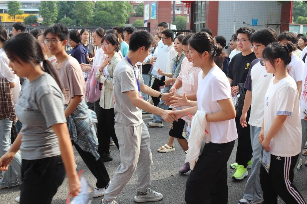 【湘伴高考2025现场直击】石门二中：学子考后心态调适 教师相伴聚力前行