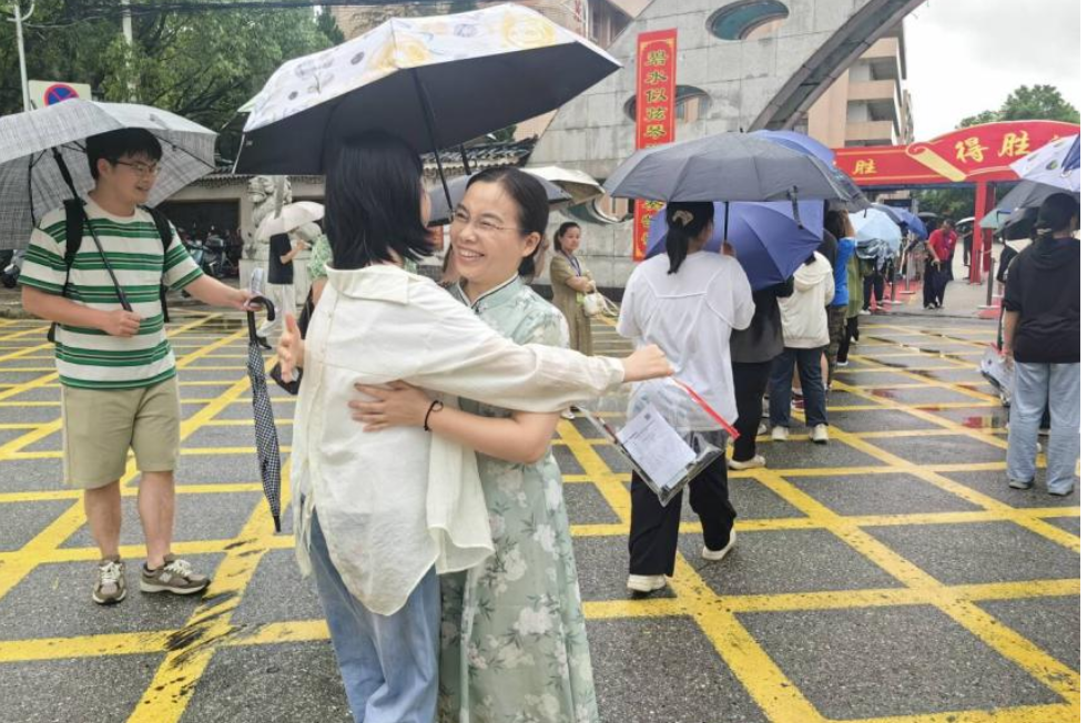 【湘伴高考2025现场直击】靖州考点：风雨无阻护考路