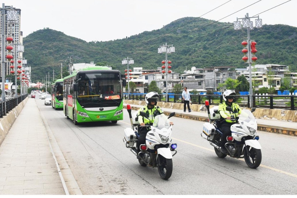 【湘伴高考2025现场直击】江永：交警全力保障 考生一往无前