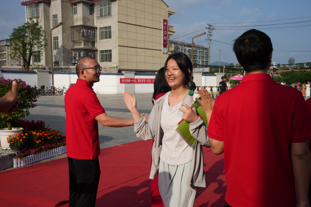 【湘伴高考2025现场直击】靖州一中：师爱筑梦，击掌赴征程