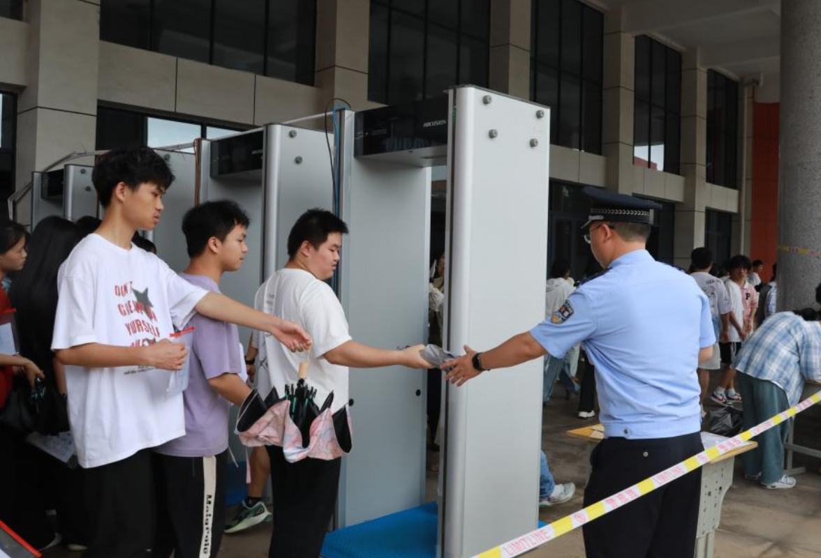 【湘伴高考2025现场直击】凤凰：暴雨天气下，多部门合力为高考学子撑起“守护伞”