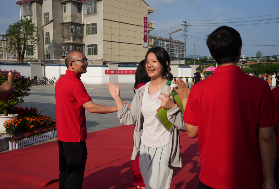 【湘伴高考2025现场直击】靖州一中：师爱筑梦，击掌赴征程