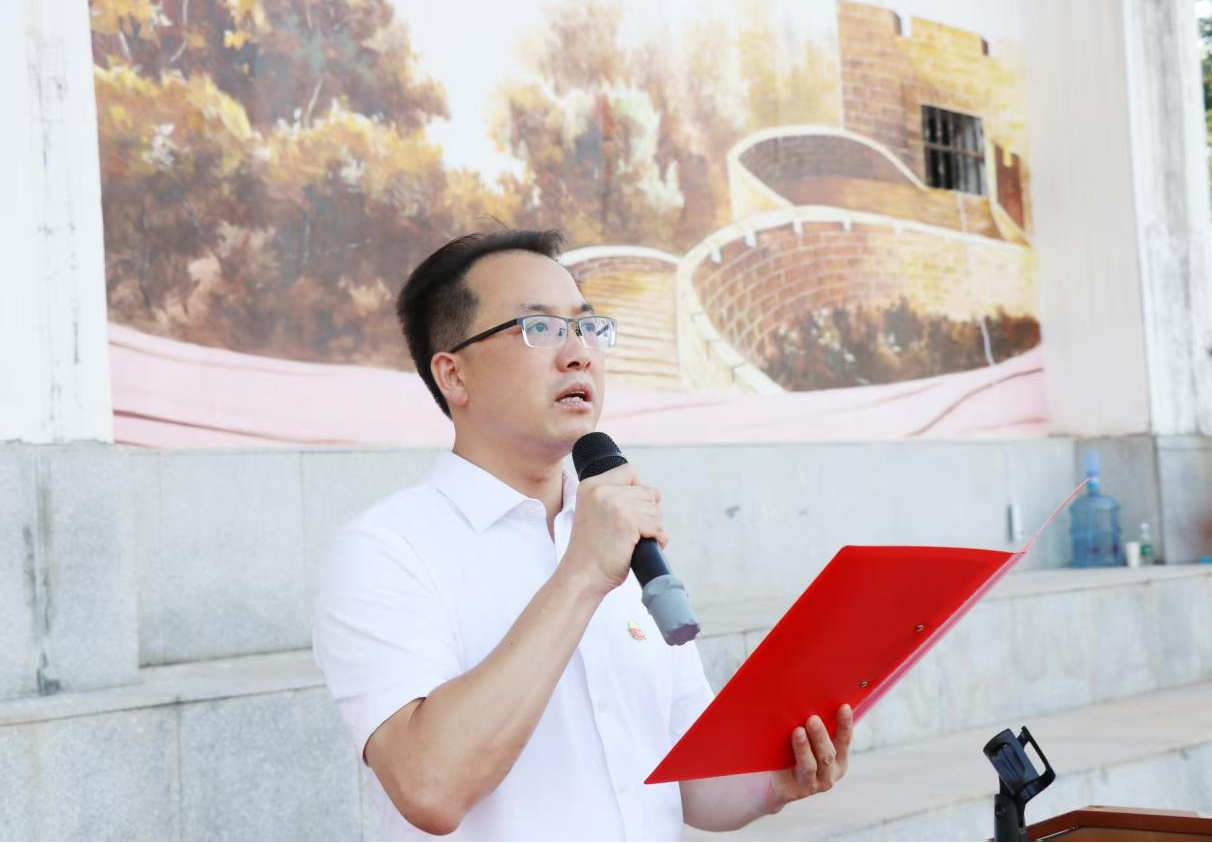 清源中学党总支书记邹喜.png