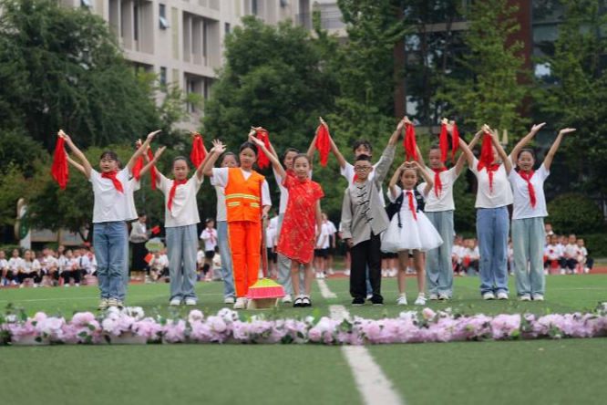 博才云时代小学：律己带秋色，承胜续荣光