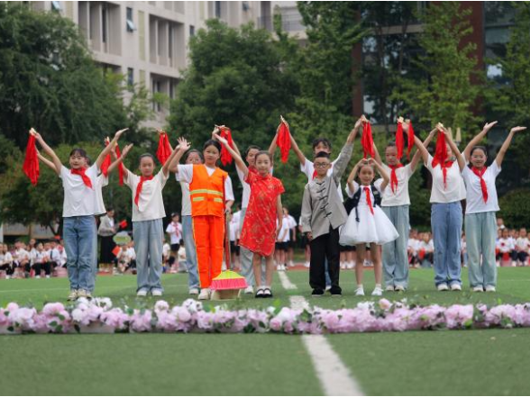 博才云时代小学：律己带秋色，承胜续荣光