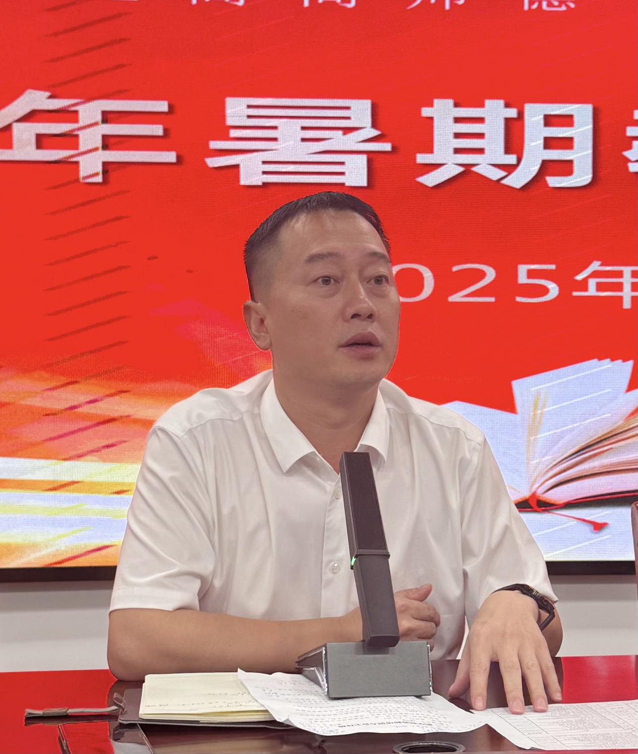 衡阳市华新实验中学校长何小兵.png