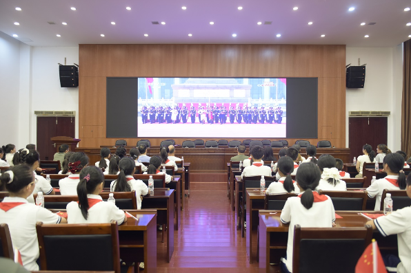 湘潭市风车坪学校：学子与军工工程师同看阅兵盛典