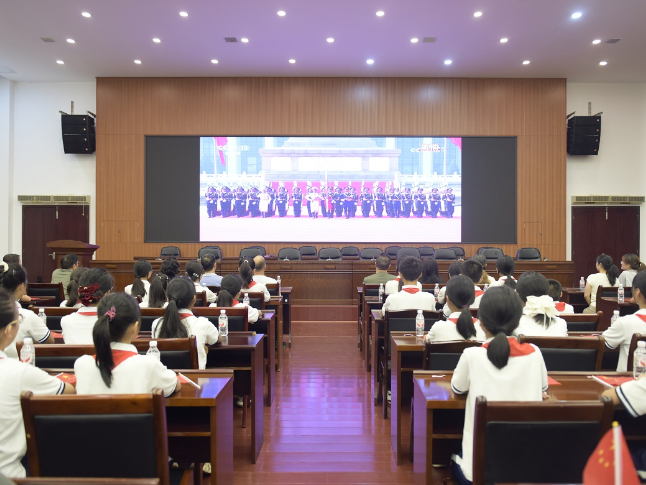 湘潭市风车坪学校：学子与军工工程师同看阅兵盛典