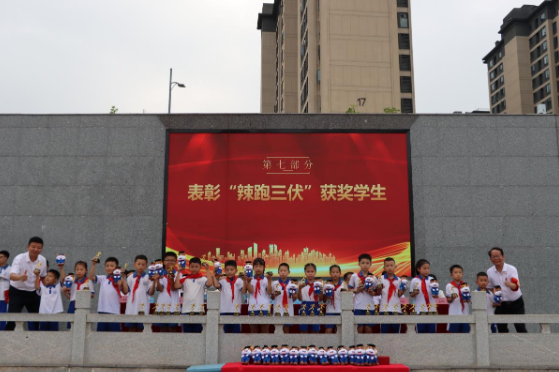 湖南师大附中星城实验青石学校：国际马拉松运动员越洋祝福，43名“雷小锋”开学获表彰