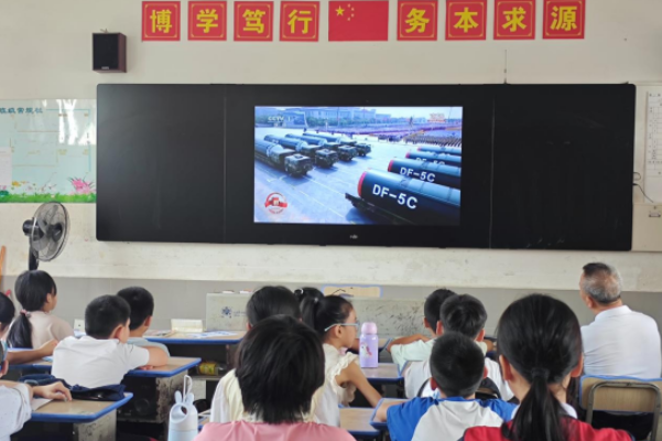 武冈市思源实验学校：5000余名师生同观阅兵式