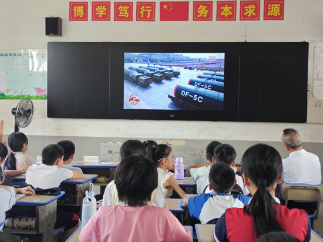 武冈市思源实验学校：5000余名师生同观阅兵式