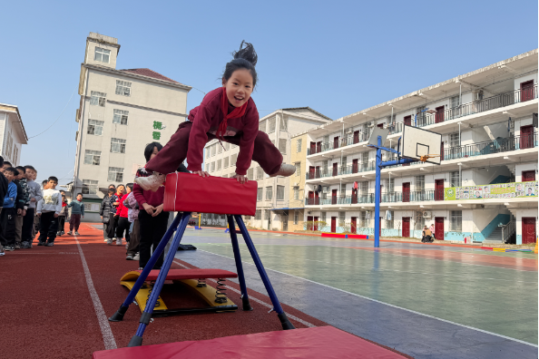 宁乡市喻家坳中心小学：当学校把“早读”搬到了操场……