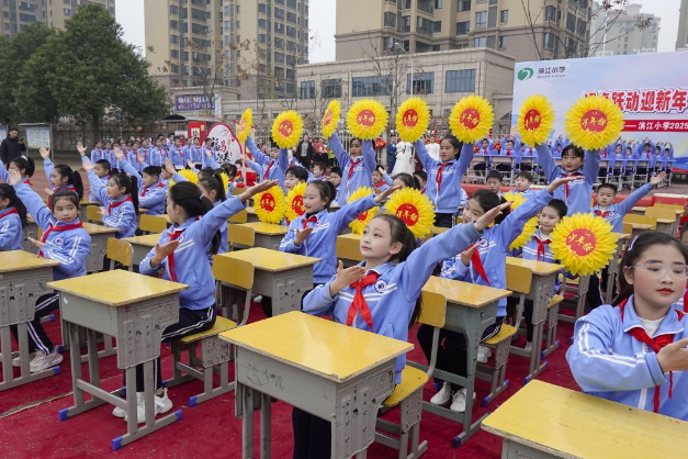 宁乡市白马桥街道滨江小学：课桌跃动迎新年 艺彩飞扬展童趣