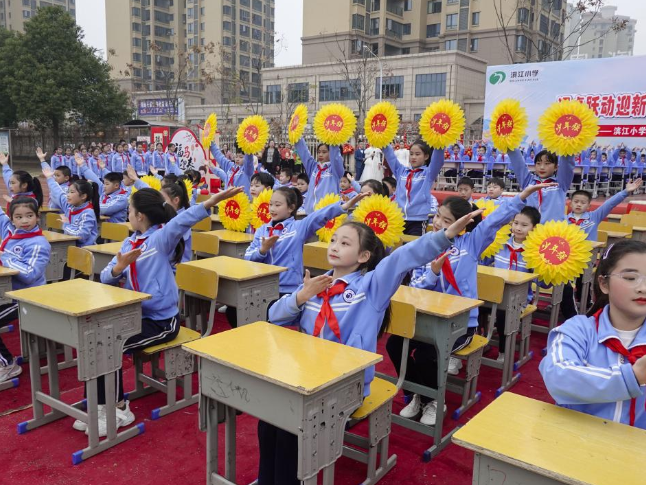 宁乡市白马桥街道滨江小学：课桌跃动迎新年 艺彩飞扬展童趣