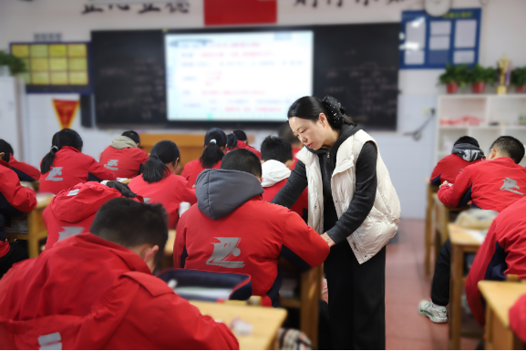 立德树人 躬耕教坛 | 汨罗市正则学校的“辉姑娘”：在教育长跑中搭建的三维坐标系