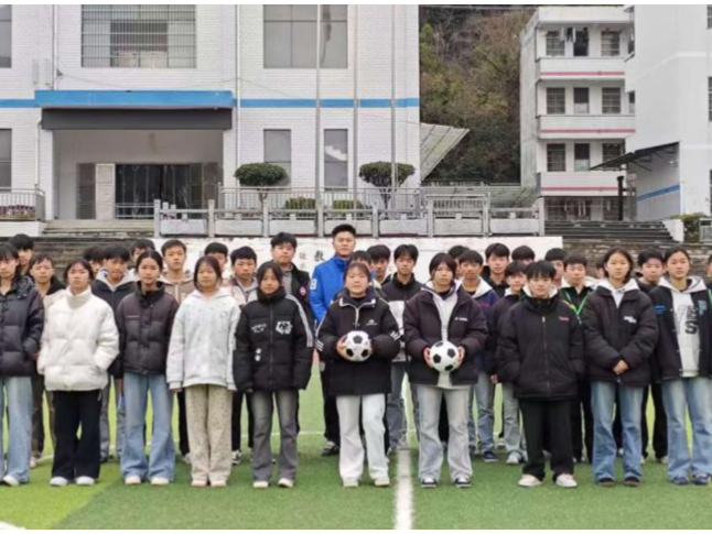 湘超联赛冠军走进江华大圩中学 点燃瑶乡学子足球梦想