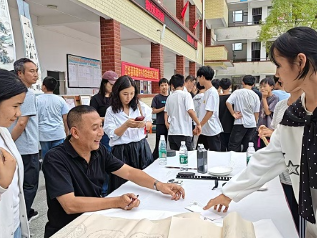 江华瑶族自治县小圩中学：翰墨润乡野 名师送教助力美育提质增效