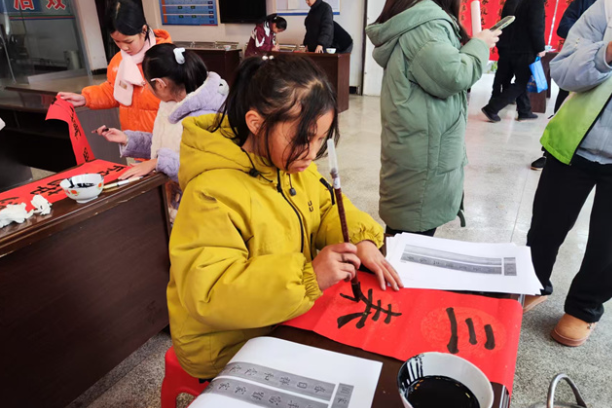 新晃：老少携手书春意 墨香福联暖民心